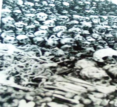 Đói nhưng chỉ biết ngồi chờ chết Xương người chết đói được chất thành 4