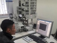 Hình 1 15 Mẫu gỗ và thiết bị chụp ảnh SEM Mẫu được đưa vào tủ chân 3