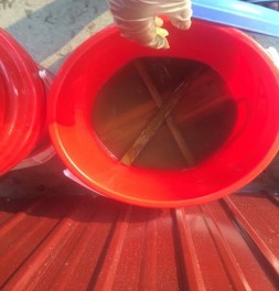 Hình 3 5 Pha dung dịch từ vỏ Hình 3 6 Xếp gỗ vào thùng và lá Bạch đàn 5