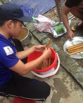 Hình 3 7 Thùng ngâm gỗ Hình 3 8 Vớt gỗ ra khỏi thùng 3 4 2 2 Dụng cụ thiết 7