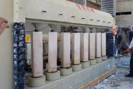 Hình 4 P Máy tiện đá tự động có thể tiện cùng lúc 8 sản phẩm chỉ trong 15 4