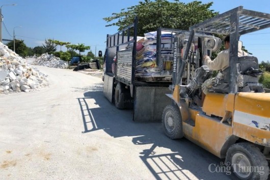 Hình 6 P Xe nâng trong khu sản xuất tập trung của làng nghề Hình 7 P Máy tự 6