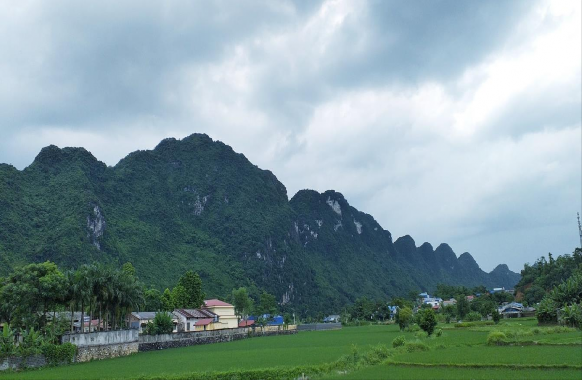 Ảnh 1 Dãy núi Nản huyện Định Hoá Ảnh 2 3 Chuồng nuôi dê của các hộ dân 1