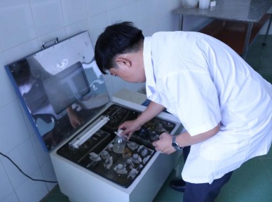 Hình 5 Máy lắc lên men thông thường và máy lên men tự động tại Viện Nghiên 3