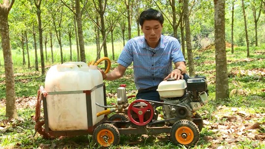 Hình 9 Sử dụng máy bơm cao áp phu thuốc phân vi sinh cho vườn cao su Hình 10 Bón 1