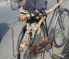 Hình 3 13 Cào nạo tự chế để khai thác nhuyễn thể Hình 3 14 Lồng khai thác 3