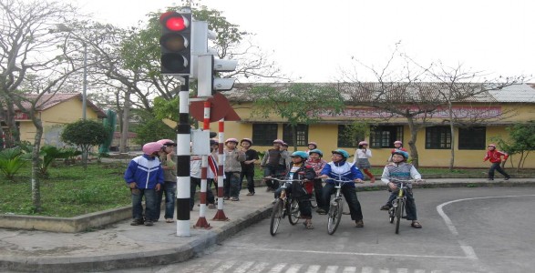 Hình ảnh học sinh thực hành luật GTĐB trên sa hình Phân chia giáo viên đảm 1