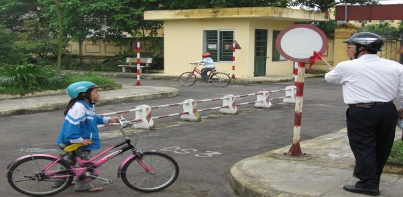 Hình ảnh học sinh vi phạm biển báo được giáo viên hướng dẫn lại 2 Kiểm 2