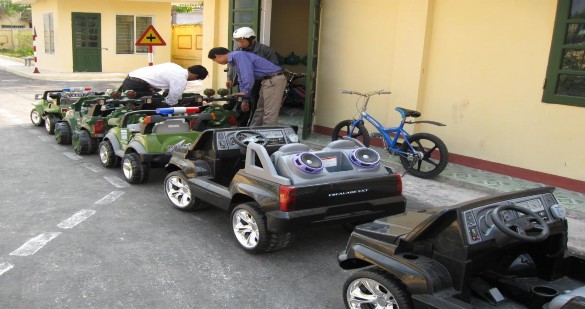 Hình ảnh giáo viên chuẩn bị phương tiện thực hành 2 4 6 4 Về phưong tiện 2