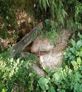 Nơi thờ hoàng hậu vua Mạc Kính Vũ Di tích cự thạch đôi guốc đá tại xã 2