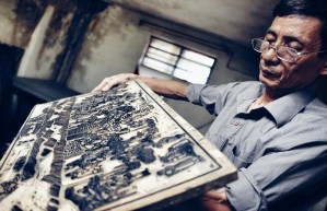 Nghệ nhân Kỳ Hữu Phước bên bản mộc cổ Các tác phẩm tranh làng Sình Những 1