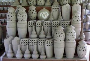 Các sản phẩm gốm Phước Tích Du khách tham quan cơ sở đúc đồng Du khách tham 10