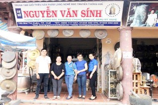 Du khách tham quan cơ sở đúc đồng Du khách tham gia làm gốm Hình ảnh giới thiệu 11