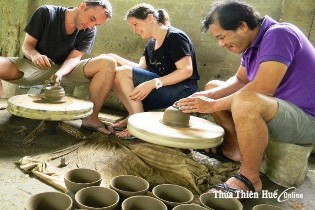 Du khách tham quan cơ sở đúc đồng Du khách tham gia làm gốm Hình ảnh giới thiệu 12