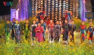 Trình diễn áo dài tại Festival Lễ hội khinh khí cầu Quốc tế tại Festival Du 15