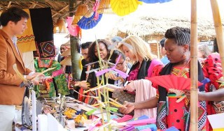 Du khách tham quan và mua sắm tại các gian hàng 17