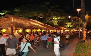 Du khách tham quan và mua sắm tại các gian hàng 18