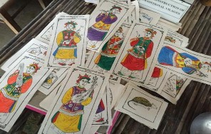 Các tác phẩm tranh làng Sình Những người thợ với công đoạn chằm nón Cầu 3