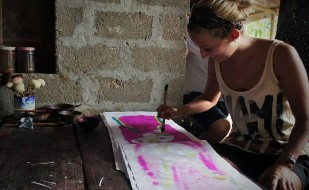 Du khách trải nghiệm vẽ tranh làng Sình Du khách chụp ảnh kỉ niệm tại Chợ 5