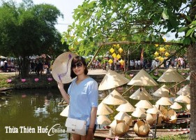 Du khách trải nghiệm vẽ tranh làng Sình Du khách chụp ảnh kỉ niệm tại Chợ 6