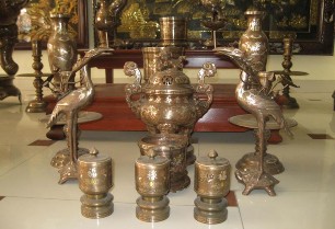 Các sản phẩm đồ thờ cúng của Phường Đúc Các nghệ nhân cao tuổi ở làng 9