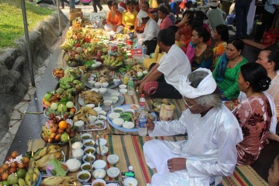 Hình ảnh người Chăm đang thực hiện nghi lễ cúng tế Thực hiện lễ thay xiêm y 5