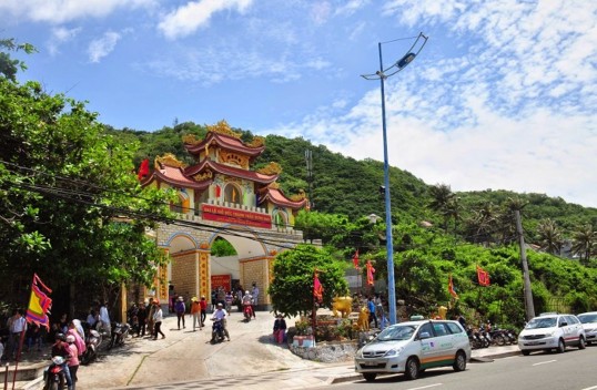 Hình 2 2 Đền thờ Đức Thánh Trần Hưng Đạo tại thành phố Vũng Tàu Người ta 2