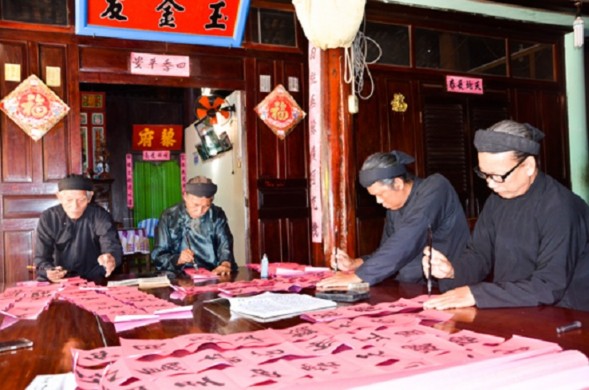 Hình 2 4 Các ông đồ viết liễn trang trí nhân lễ hội Trùng Cửu Lễ hội 4