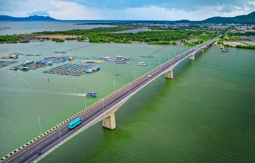 Hình 2 6 Đường qua Long Sơn Mạng lưới đường thủy có hơn 20 sông rạch với 6