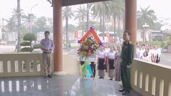 Hình ảnh 3 6 Đoàn tiến hành dâng hương tại Bảo tàng Quân khu IV Nhóm 1 Với 1