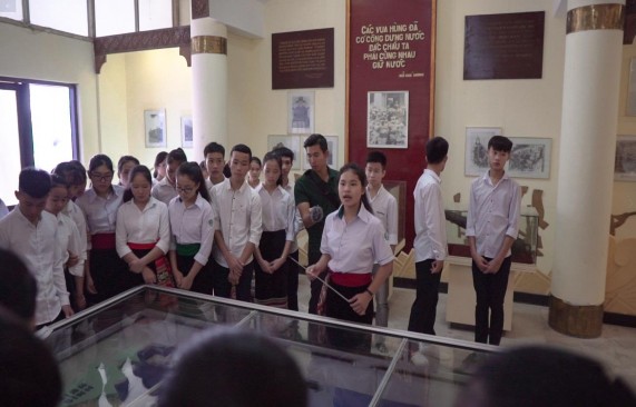 Hình ảnh 3 7 Học sinh đang trình bày phần Thuyết minh của mình tại Bảo tàng 2