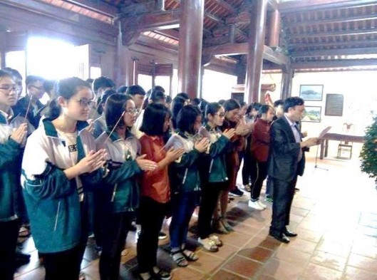 Hình ảnh HS dâng hương tại Khu lưu niệm Cố Tổng Bí thư Lê Hồng Phong trước 1