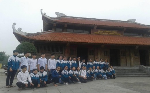 Hình ảnh HS làm vệ sinh môi trường tại khu di tích Xô Viết Nghệ Tĩnh Thầy 2