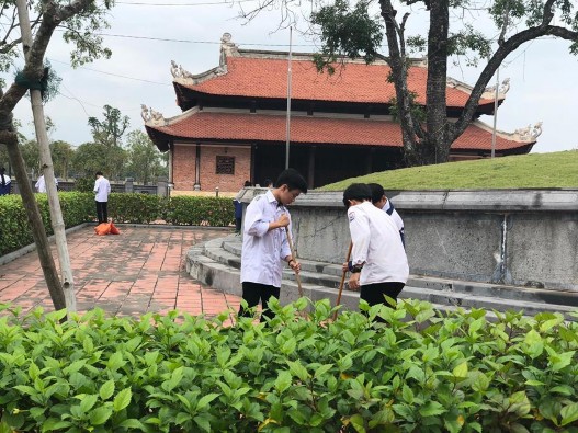 Hình ảnh HS làm vệ sinh môi trường tại khu di tích Xô Viết Nghệ Tĩnh Thầy 3