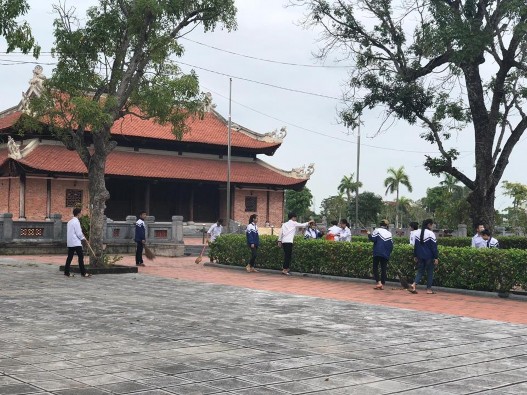 Hình ảnh HS làm vệ sinh môi trường tại khu di tích Xô Viết Nghệ Tĩnh Thầy 4