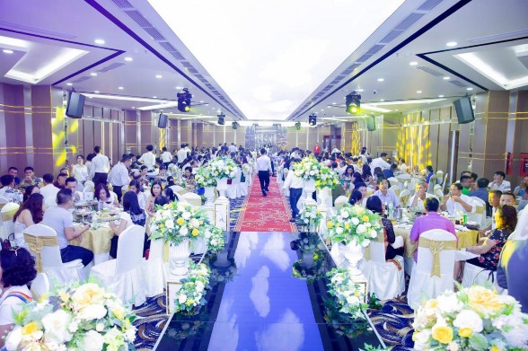 Tầng 4 Sảnh tầng 4 Quầy bar và các bàn ngoài sảnh Hội trường Ruby Tầng 5 Hội 9