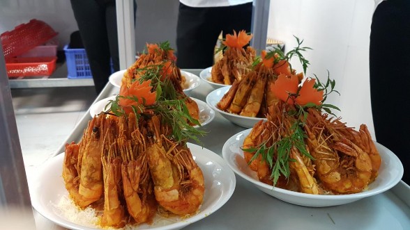 Tôm sú chiên Bò sốt tiêu đen Gà đồi rút xương sốt nấm Súp lơ xanh xào nấm 3