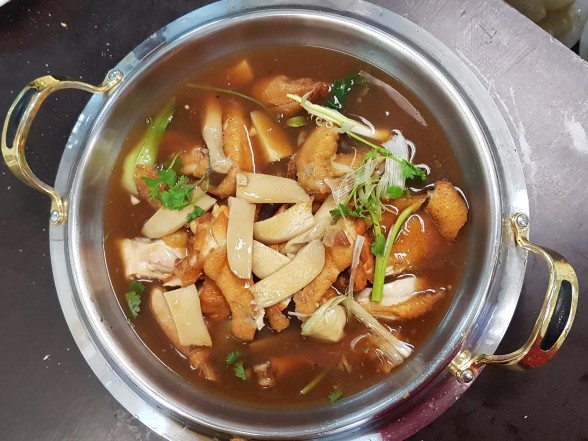 Gà đồi rút xương sốt nấm Súp lơ xanh xào nấm Canh ngũ vị Xôi xéo mỡ hành 5