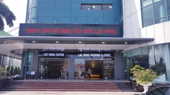 Sảnh trước của Trung tâm hội nghị tiệc cưới Lạc Hồng 2