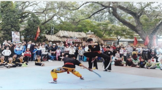 Ảnh Biểu diễn võ dân tộc trong lễ hội Ảnh Hình ảnh du khách tham dự Chợ 11