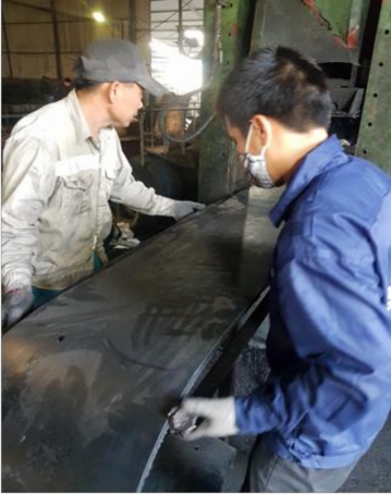 Lấy sản phẩm băng tải Băng tải chịu nhiệt bền kiềm vừa lưu hóa xong Vật 3