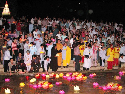 Thả hoa đăng lễ hội Kiếp Bạc 2015 Nguồn Ban Quản lý khu di tích Công Sơn 3