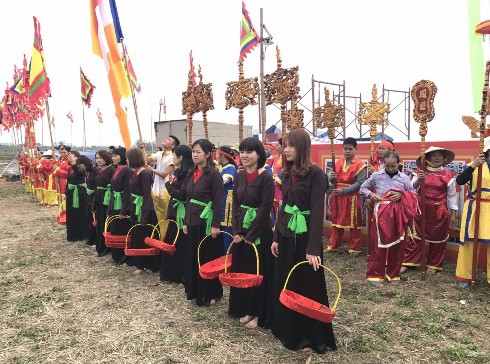 Thôn nữ tái hiện nghi thức gieo hạt trong nông nghiệp lễ hội Tịch Điền 2015 3