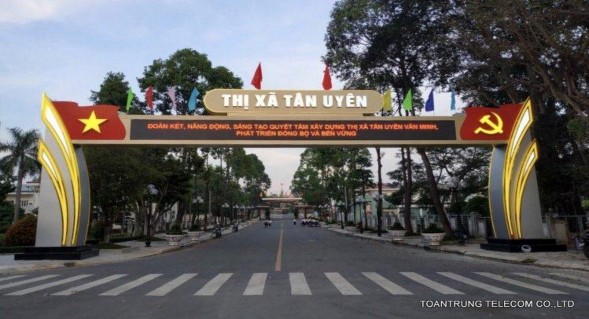 Hình 1 Cổng vào Uỷ Ban nhân dân Thi xã Tân Uyên 83 Hình 2 Chợ Tân Uyên 82 1