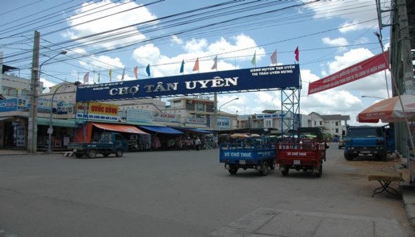 Hình 2 Chợ Tân Uyên 82 Hình 3 Thị xã Tân Uyên nhìn từ trên cao 75 Hình 4 2