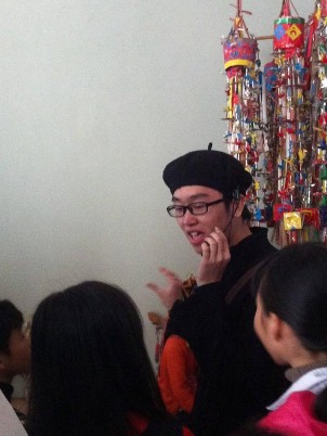 7 SV khoa Lịch sử trong giờ học kĩ năng thuyết trình tại Trung tâm nghiên cứu 10