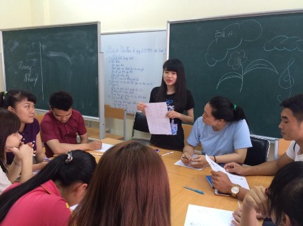 8 Hình ảnh các thầy cô tổ Phương pháp dạy học đi thực tế dự giờ chuyên 11