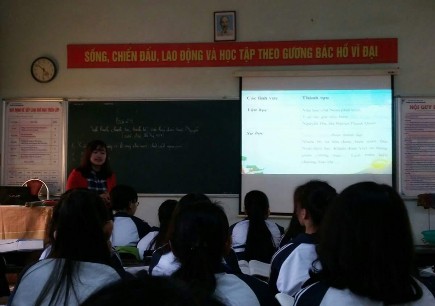 SV Đặng Thị Thùy Dung đang thực hiện bài giảng của mình tại Trường THPT 13