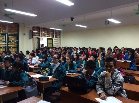 Của SV K63 khoa Lịch sử tại trường THPT Nguyễn Tất Thành dự giờ chuyên môn 15