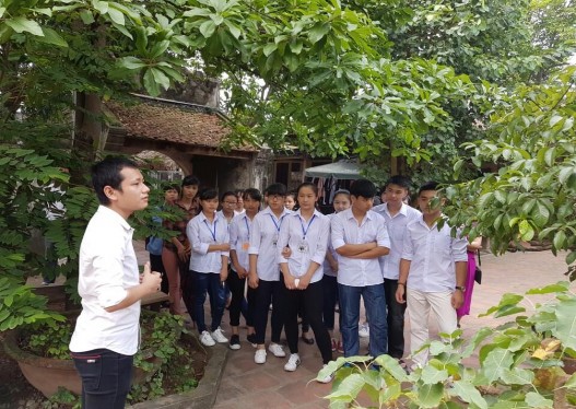 SV K63B dạy học trải nghiệm sáng tạo cho HS THPT Chuyên Sơn Tây tại Làng cổ 3
